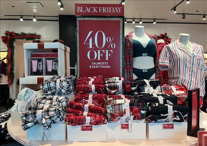 Các cửa hàng trưng biển  giảm giá để thu hút khách hàng tới mua sắm trong ngày Black Friday ở Arlington, Virginia, Mỹ, ngày 22/11/2023. Ảnh: AFP/TTXVN