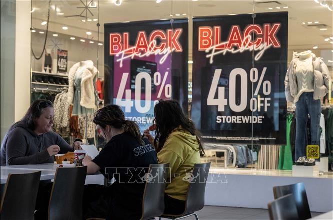 Các cửa hàng trưng biển  giảm giá để thu hút khách hàng tới mua sắm trong ngày Black Friday ở Arlington, Virginia, Mỹ, ngày 22/11/2023. Ảnh: AFP/TTXVN