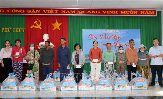 Ban Tổ chức Chương trình tặng quà cho người nghèo trên địa bàn thành phố Phan Thiết (Bình Thuận). Ảnh: Nguyễn Thanh - TTXVN