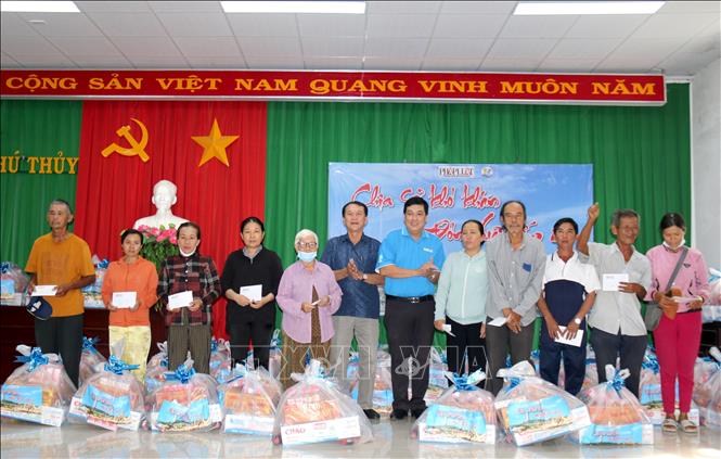 Ban Tổ chức Chương trình tặng quà cho người nghèo trên địa bàn thành phố Phan Thiết (Bình Thuận). Ảnh: Nguyễn Thanh - TTXVN