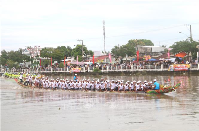 Phần tranh tài của đội đua ghe ngo Cầu Kè (trắng) và đội Thị xã Bình Minh (Vĩnh Long). Ảnh: Thanh Hoà - TTXVN