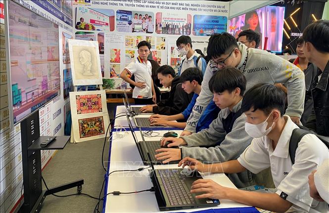 Students join in an e-sport competition. VNA Photo: Văn Dũng