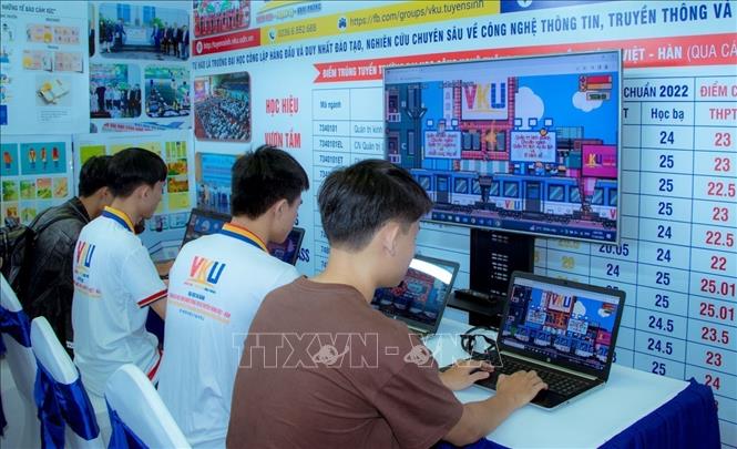 Students join in an e-sport competition. VNA Photo: Văn Dũng