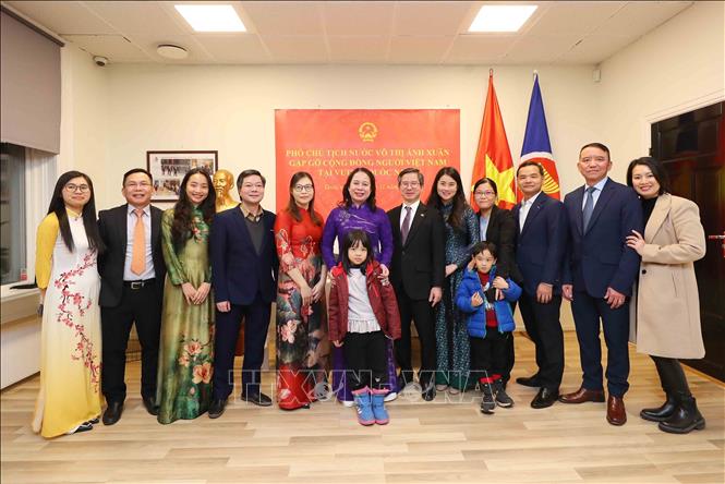 Vice President Vo Thi Anh Xuan meets with representatives of the Vietnamese overseas community and the Vietnamese Embassy staff. VNA Photo: An Đăng