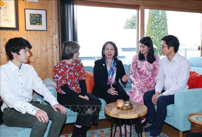 Vice President Vo Thi Anh Xuan visits a overseas Vietnamese family. VNA Photo: An Đăng