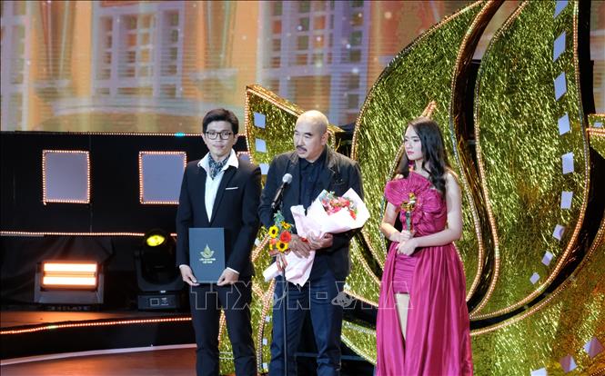 Đạo diễn Bùi Thạc Chuyên cùng ekip của bộ phim “Tro tàn rực rỡ” nhận giải Bông sen Vàng. Ảnh: Nguyễn Dũng – TTXVN