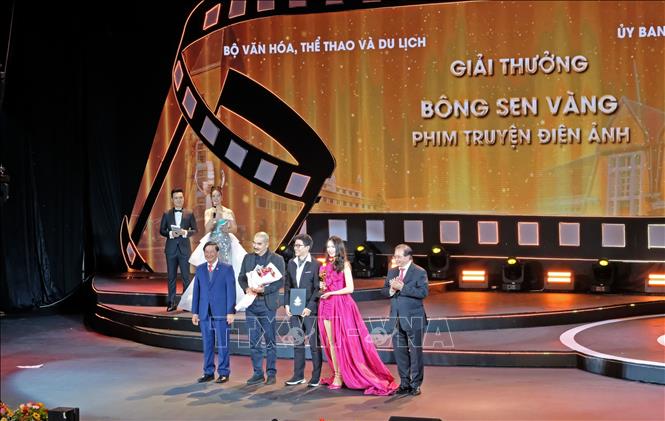 Giải Bông sen Vàng được trao cho bộ phim “Tro tàn rực rỡ” ở hạng mục phim truyện điện ảnh. Ảnh: Nguyễn Dũng – TTXVN