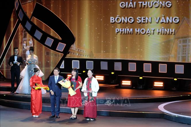 Ban tổ chức trao giải Bông sen Vàng cho các thể loại phim tài liệu, phim khoa học, phim hoạt hình. Ảnh: Nguyễn Dũng – TTXVN