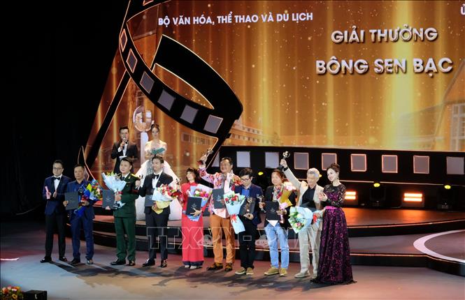 Các nhà làm phim nhận giải Bông sen Bạc ở các thể loại phim dự thi. Ảnh: Nguyễn Dũng – TTXVN