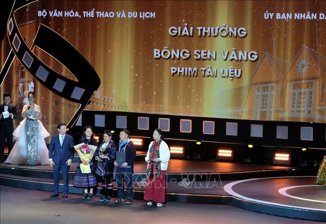 Ban tổ chức trao giải Bông sen Vàng cho các thể loại phim tài liệu, phim khoa học, phim hoạt hình. Ảnh: Nguyễn Dũng – TTXVN