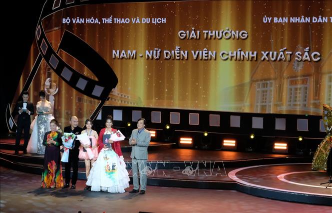 Ban tổ chức trao giải thưởng cho các cá nhân xuất sắc tại Liên hoan phim. Ảnh: Nguyễn Dũng – TTXVN