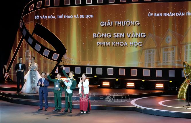 Ban tổ chức trao giải Bông sen Vàng cho các thể loại phim tài liệu, phim khoa học, phim hoạt hình. Ảnh: Nguyễn Dũng – TTXVN