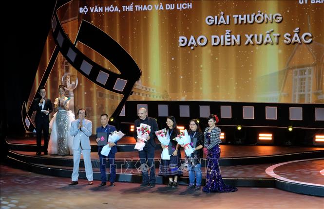 Ban tổ chức trao giải thưởng cho các cá nhân xuất sắc tại Liên hoan phim. Ảnh: Nguyễn Dũng – TTXVN