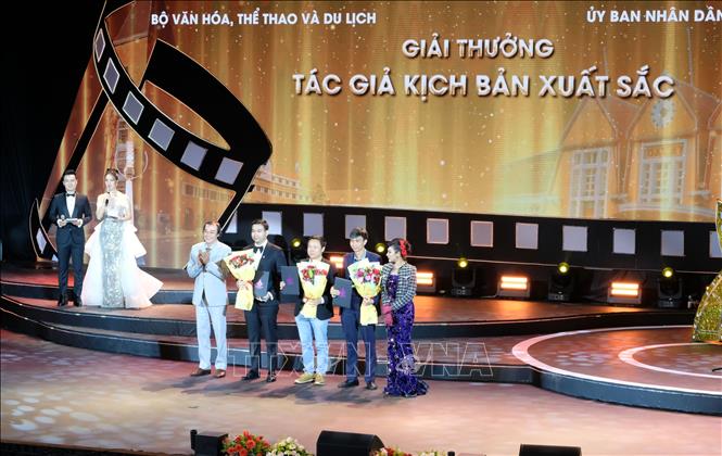 Ban tổ chức trao giải thưởng cho các cá nhân xuất sắc tại Liên hoan phim. Ảnh: Nguyễn Dũng – TTXVN