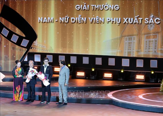 Ban tổ chức trao giải thưởng cho các cá nhân xuất sắc tại Liên hoan phim. Ảnh: Nguyễn Dũng – TTXVN