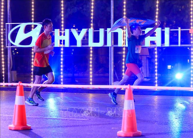 Khoảng 11.000 VĐV tranh tài trong khoảng thời gian từ 1h - 5h sáng 26/11. Ảnh: Hoàng Hiếu - TTXVN