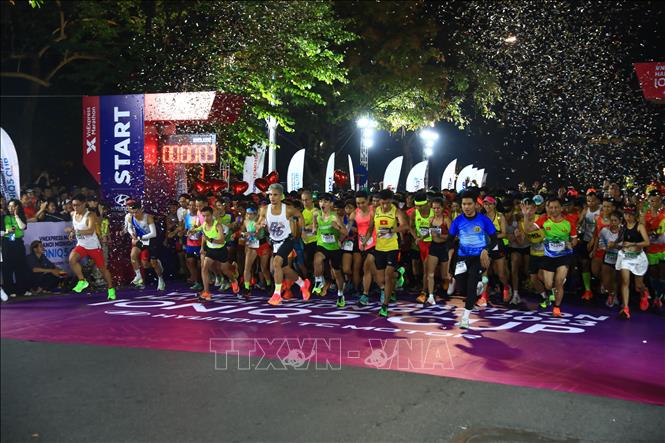 Đúng 1h, các VĐV thi đấu cự ly full marathon (42 km) xuất phát. Ảnh: Hoàng Hiếu - TTXVN