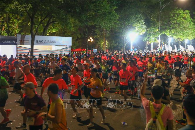 Khoảng 11.000 VĐV tranh tài trong khoảng thời gian từ 1h - 5h sáng 26/11. Ảnh: Hoàng Hiếu - TTXVN