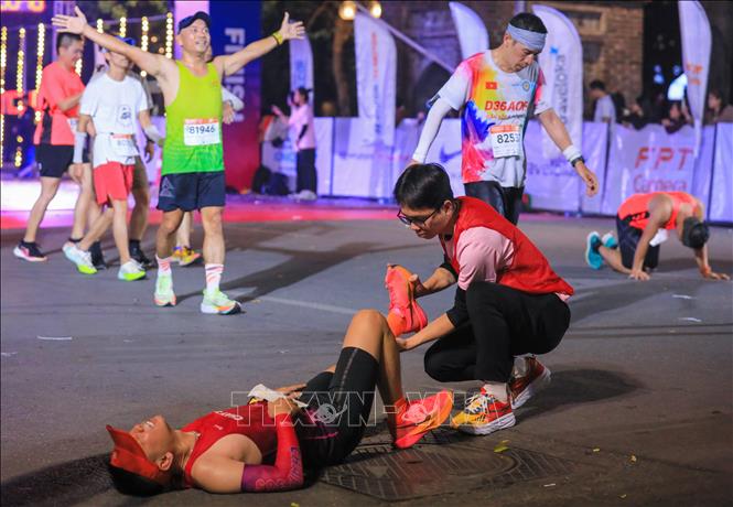 Nhiều VĐV cần đến sự hỗ trợ của nhân viên y tế khi về đích. Ảnh: Hoàng Hiếu - TTXVN