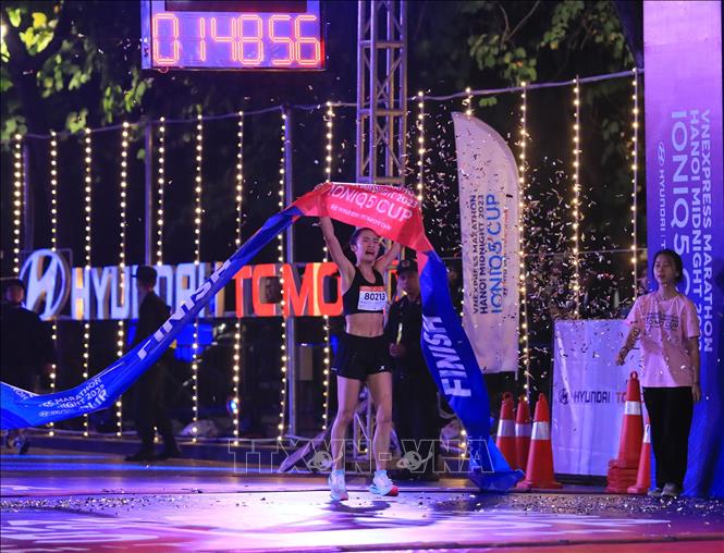 VĐV Bùi Thị Thu Hà vô địch cự ly 21 km nữ. Ảnh: Hoàng Hiếu - TTXVN