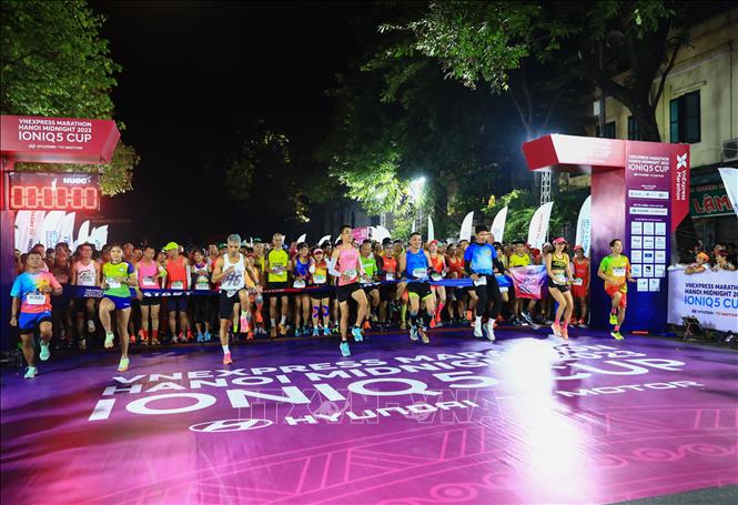 Gần 1h, các VĐV thi đấu cự ly full marathon (42 km) khởi động tại vạch xuất phát. Ảnh: Hoàng Hiếu - TTXVN