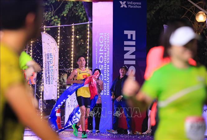 VĐV Nguyễn Văn Lai về Nhất cự ly 42 km nam (full Marathon) với thành tích 2h25 phút 5 giây. Ảnh: Hoàng Hiếu – TTXVN