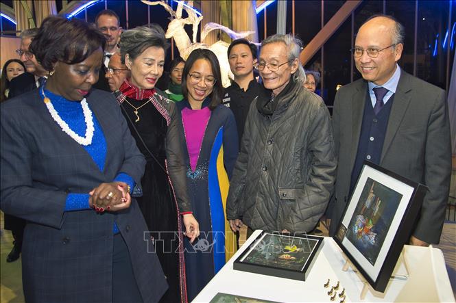 Bà Louise Mushikiwabo, Tổng thư ký Tổ chức quốc tế Pháp ngữ cùng Đại sứ Việt Nam tại Pháp và các đại biểu tham quan gian triển lãm của Việt Nam. Ảnh: Ngọc Hiệp - PV TTXVN tại Pháp