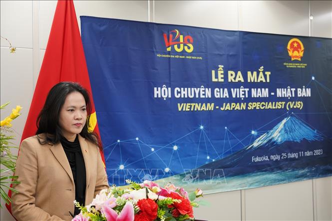 Tổng Lãnh sự Việt Nam tại Fukuoka Vũ Chi Mai phát biểu chúc mừng. Ảnh: Xuân Giao - PV TTXVN tại Nhật Bản