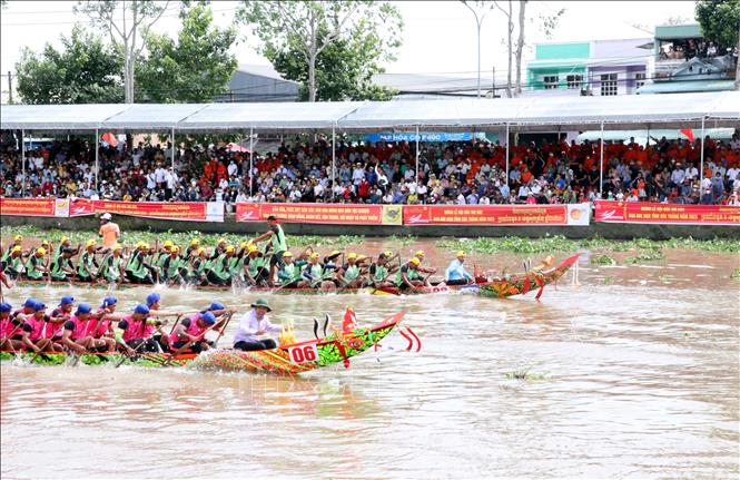 Các đội ghe ngo tranh tài quyết liệt. Ảnh: Trung Hiếu - TTXVN
