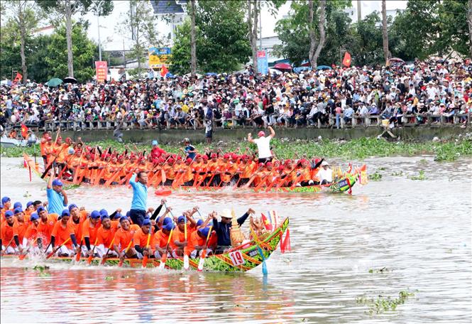 Các đội ghe ngo tranh tài quyết liệt. Ảnh: Trung Hiếu - TTXVN
