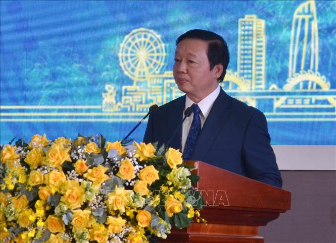 Deputy Prime Minister Tran Hong Ha makes a remark at a ceremony held in Da Nang city on November 25 to announce the Master Plan of Da Nang in the period of 2021-2030, with a vision to 2050. VNA Photo: Quốc Dũng 