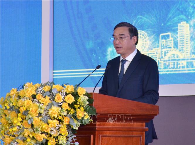 Chairman of the municipal People’s Committee Le Trung Chinh speaks at a ceremony held in Da Nang city on November 25 to announce the Master Plan of Da Nang in the period of 2021-2030, with a vision to 2050. VNA Photo: Quốc Dũng 