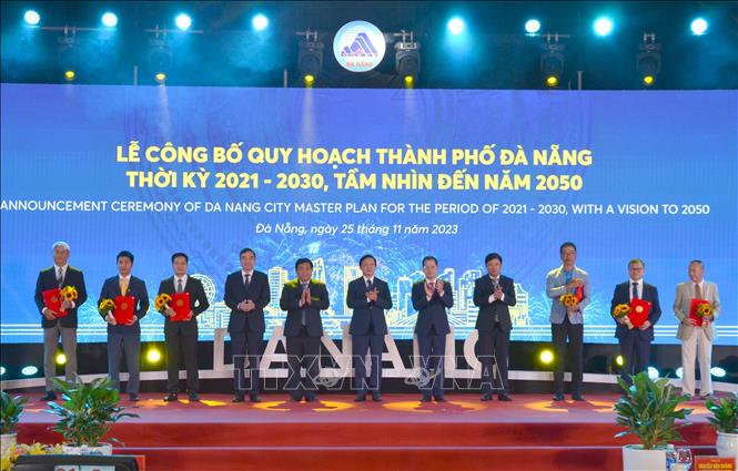 The Da Nang People’s Committee grants investment licences to seven investment projects worth over 9.3 trillion (372 million USD). VNA Photo: Quốc Dũng 