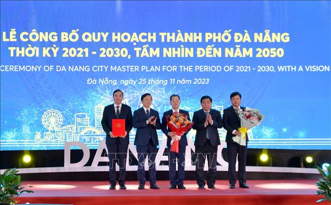 Deputy Prime Minister Tran Hong Ha hands over the decision on the Master Plan of Da Nang in the period of 2021-2030, with a vision to 2050. VNA Photo: Quốc Dũng 