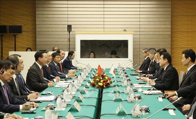 Vietnamese President Vo Van Thuong and Japanese Prime Minister Kishida Fumio hold talks in Tokyo on November 27. VNA Photo: Thống Nhất