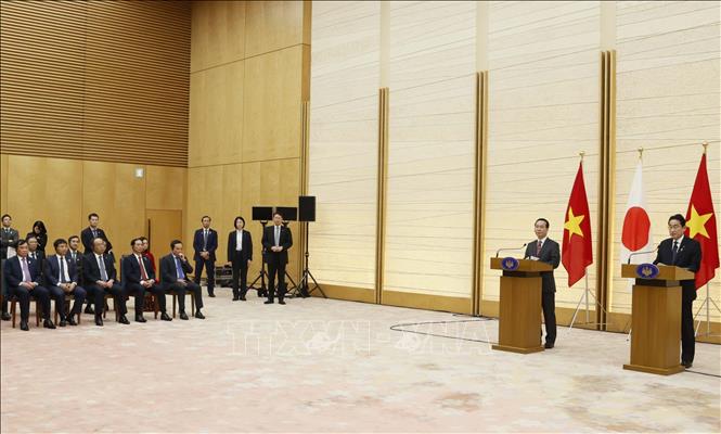 Vietnamese President Vo Van Thuong and Japanese Prime Minister Kishida Fumio at a press conference after their talks in Tokyo on November 27. VNA Photo: Thống Nhất