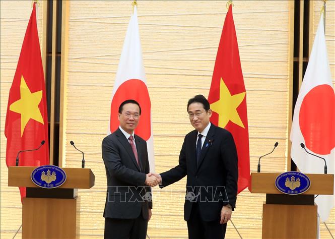 Vietnamese President Vo Van Thuong and Japanese Prime Minister Kishida Fumio at a press conference after their talks in Tokyo on November 27. VNA Photo: Thống Nhất