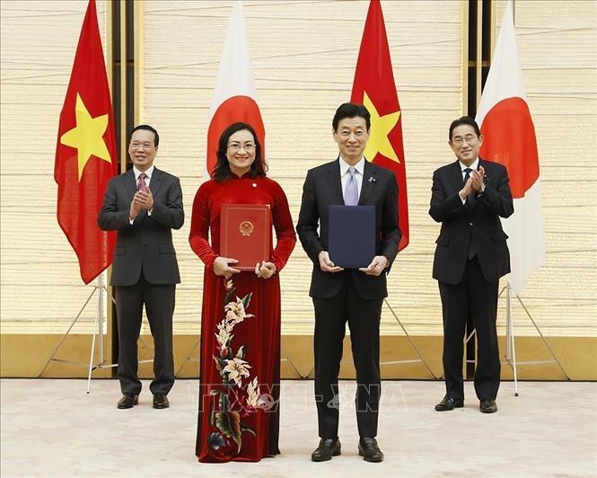 Vietnamese President Vo Van Thuong and Japanese Prime Minister Kishida Fumio witness the signing of some cooperation documents between ministries and sectors of the two countries in Tokyo on November 27. VNA Photo: Thống Nhất