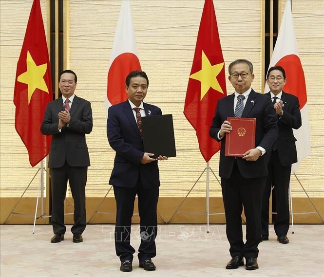 Vietnamese President Vo Van Thuong and Japanese Prime Minister Kishida Fumio witness the signing of some cooperation documents between ministries and sectors of the two countries in Tokyo on November 27. VNA Photo: Thống Nhất
