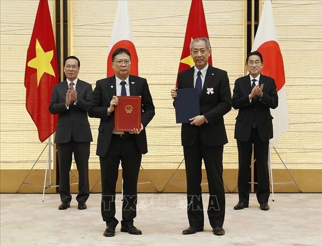 Vietnamese President Vo Van Thuong and Japanese Prime Minister Kishida Fumio witness the signing of some cooperation documents between ministries and sectors of the two countries in Tokyo on November 27. VNA Photo: Thống Nhất