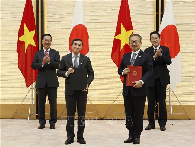 Vietnamese President Vo Van Thuong and Japanese Prime Minister Kishida Fumio witness the signing of some cooperation documents between ministries and sectors of the two countries in Tokyo on November 27. VNA Photo: Thống Nhất