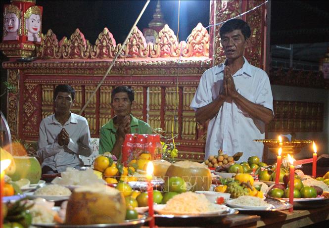 Nhiều món lễ vật được dâng cúng trong lễ Ok Om Bok. Ảnh: Hồng Thái - TTXVN