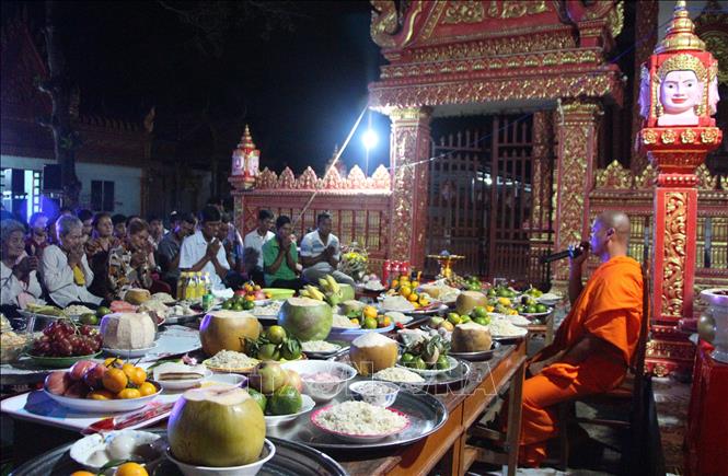 Đại đức Danh Tuấn, Trụ trì chùa Ratana Paphia Vararam (xã Vị Bình, huyện Vị Thủy) thuyết pháp đến phật tử tại lễ Ok Om Bok. Ảnh: Hồng Thái - TTXVN