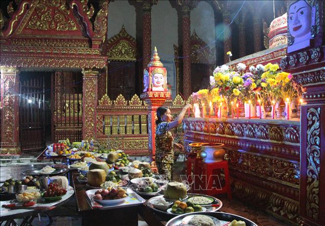 Đồng bào Khmer xã Vị Bình, huyện Vị Thủy đón lễ Ok Om Bok tại chùa Ratana Paphia Vararam (xã Vị Bình, huyện Vị Thủy). Ảnh: Hồng Thái - TTXVN