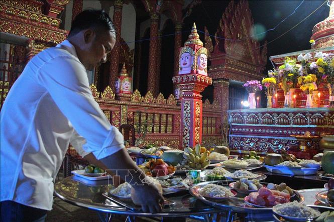  Đồng bào Khmer xã Vị Bình, huyện Vị Thủy dâng lễ vật tại chùa Ratana Paphia Vararam. Ảnh: Hồng Thái - TTXVN