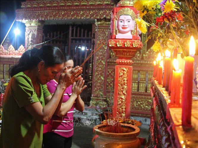 Lễ Ok Om Bok là dịp để đồng bào Khmer bày tỏ lòng biết ơn đối với Mặt trăng và cầu mong những điều tốt đẹp. Ảnh: Hồng Thái - TTXVN