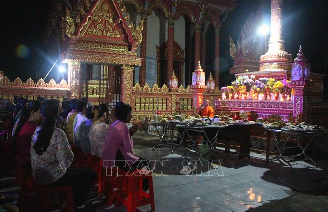 Đồng bào Khmer xã Vị Bình, huyện Vị Thủy đón lễ Ok Om Bok tại chùa Ratana Paphia Vararam (xã Vị Bình, huyện Vị Thủy). Ảnh: Hồng Thái - TT