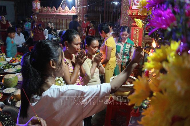 Đồng bào Khmer cầu nguyện tại chùa Ratana Paphia Vararam (xã Vị Bình, huyện Vị Thủy). Ảnh: Hồng Thái - TTXVN