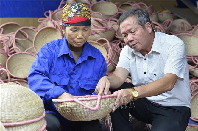 Giáo dân Phạm Đăng Khuyến, Giám đốc Công ty TNHH Xuất khẩu và Đầu tư Thành Hóa kiểm tra sản phẩm. Ảnh: Minh Đức - TTXVN


