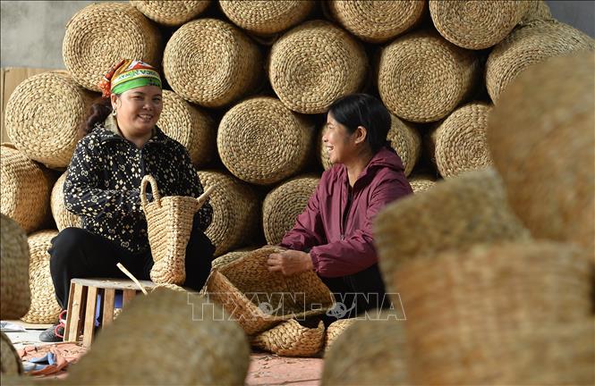 Công nhân Công ty TNHH Xuất khẩu và Đầu tư Thành Hóa làm các mặt hàng thủ công truyền thống. Ảnh: Minh Đức - TTXVN